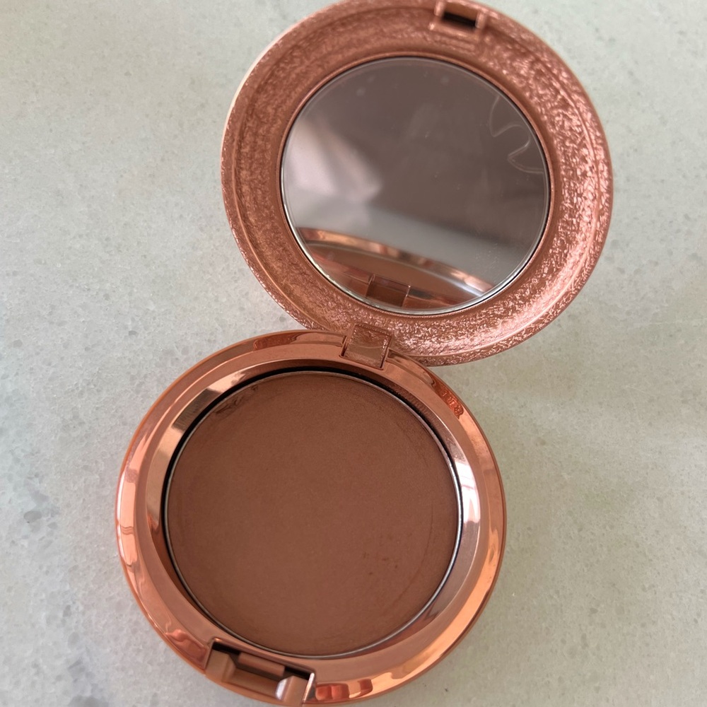 Radiant “RICH ROSY” MAC bronzer + contour powder